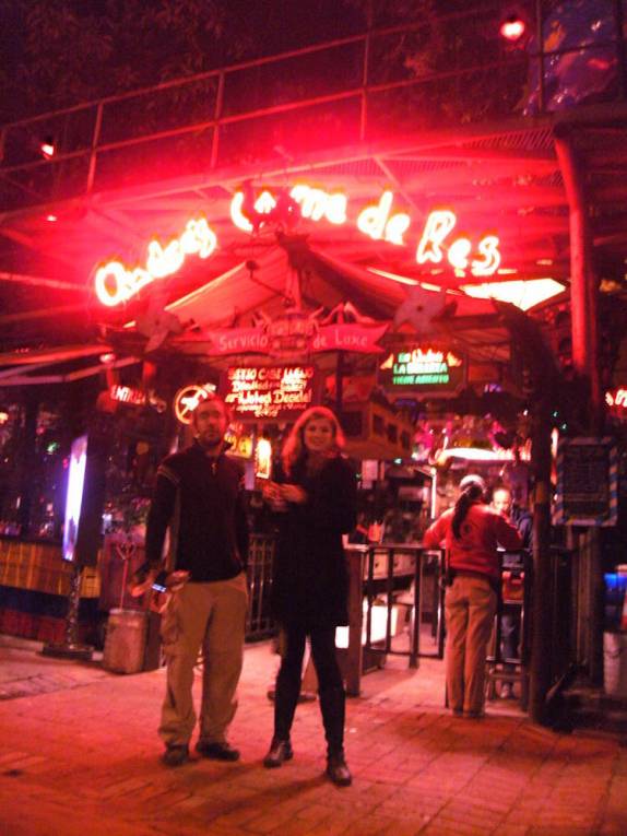 Saindo do famoso Andrés Carne de Res, em Chia, próximo de Bogotá, na Colômbia